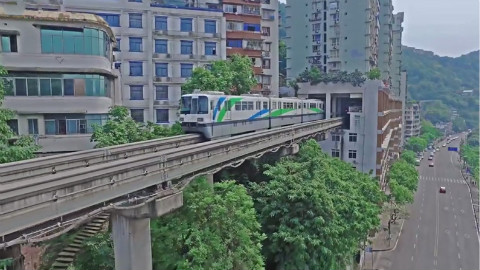 “轻轨穿房过”是什么体验?来重庆体验轨道交通就懂了!